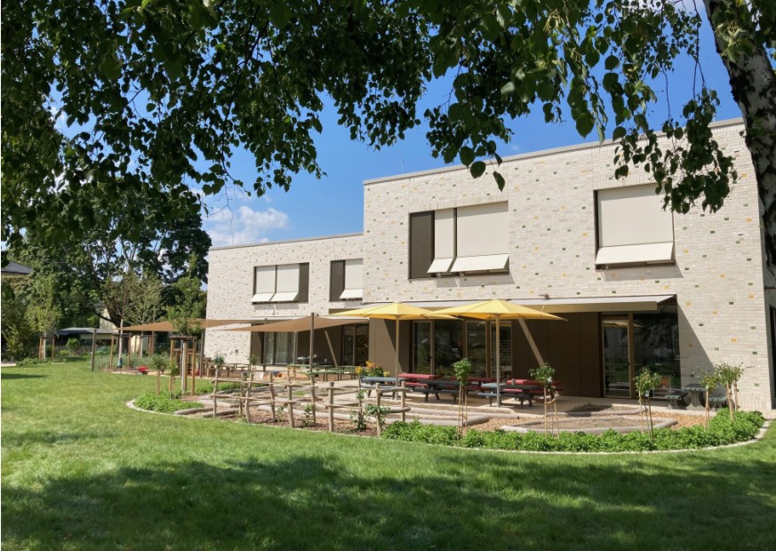 Gebäude mit Terrasse der Kita Gänseblümchen Dresden